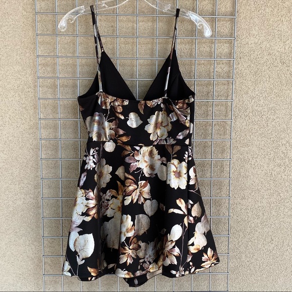 V Cut Neck Spaghetti Straps Floral Romper Dress - Picture 3 of 4